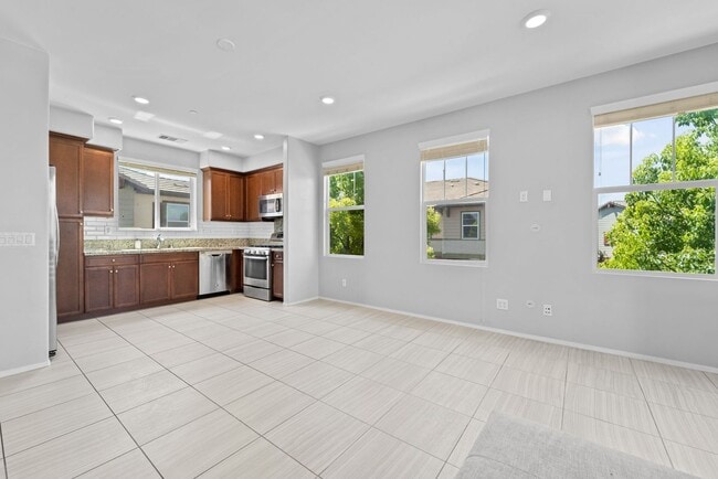 Photo - Townhome in the Lakepointe Point Community!