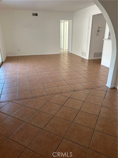 Photo - 386 Sequoia St W