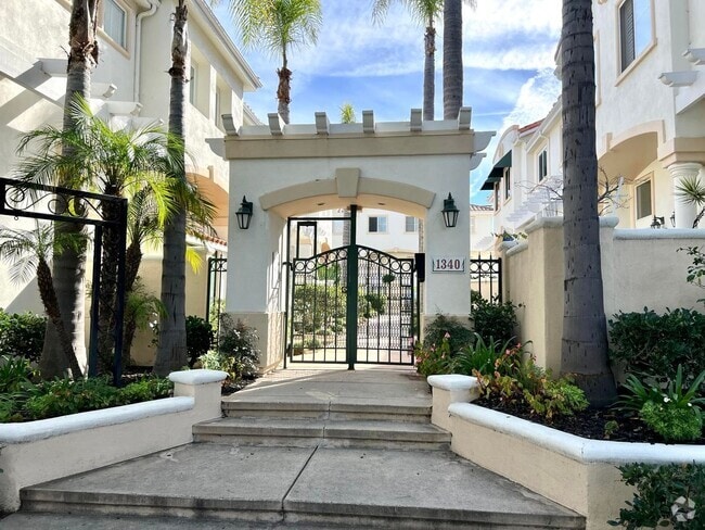 Building Photo - Amazing Downtown Torrance! - 3 bd / 2.5 ba... Rental