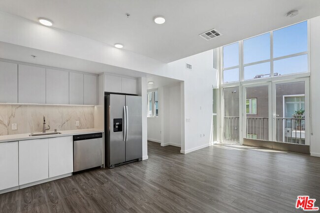 Photo - 5750 Hollywood Blvd Unit 737