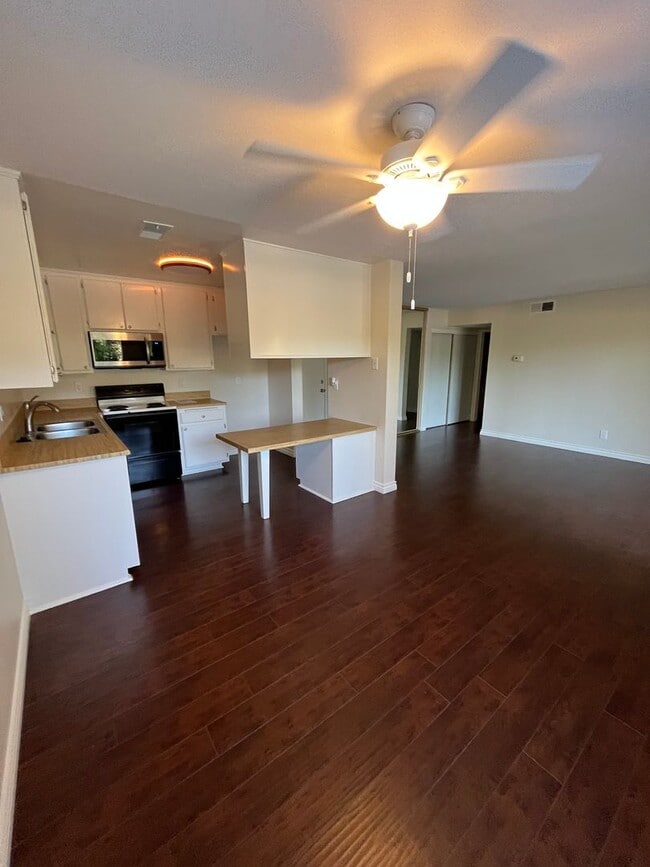 Photo - Ground-Floor Living in a Desirable 55+ Thousand Oaks Community