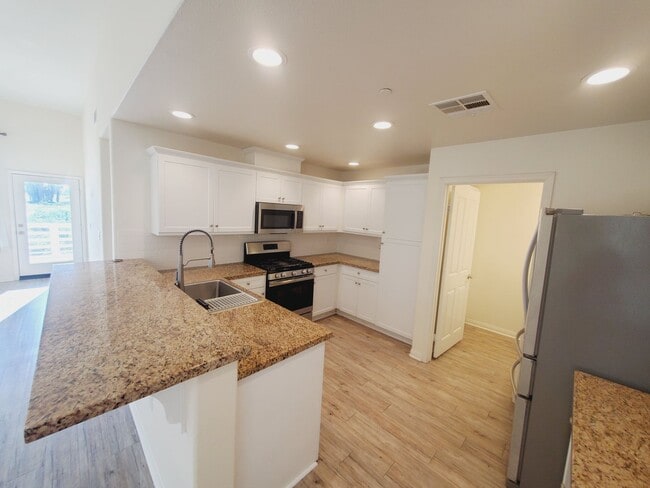 Photo - Spacious Condo 3 bedrooms, 2 bathrooms Built 2016