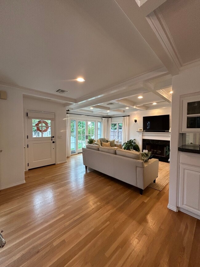 Living Room - 5537 Bellevue Ave