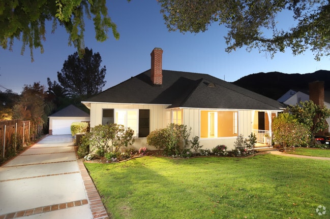 Building Photo - 1223 Oak Cir Dr Rental