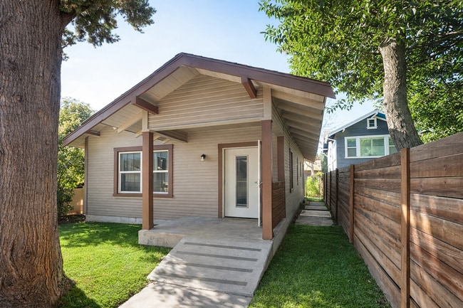 Building Photo - Cute One Bedroom Detached Unit