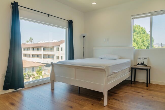 Photo - 606 N Harvard Blvd