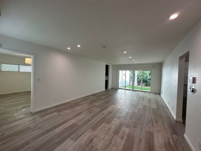 Building Photo - Completely remodeled and located on a quiet tree lines street in a beautiful pocket of Winnetka