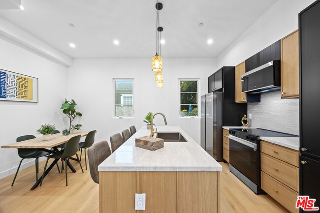 Photo - 2324 S Dunsmuir Ave