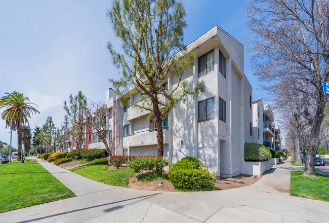 Photo - 7211 Cozycroft Ave