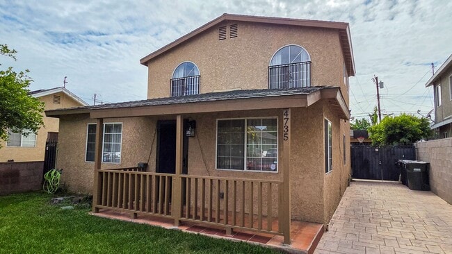 Building Photo - 5 Bed 3 Bath House Available Now!