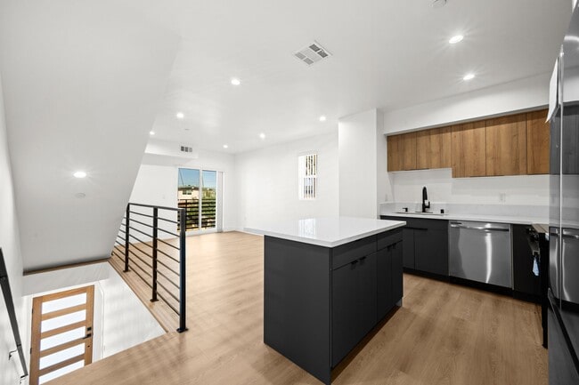 Photo - 2000 Hillcrest Dr Unit 2000