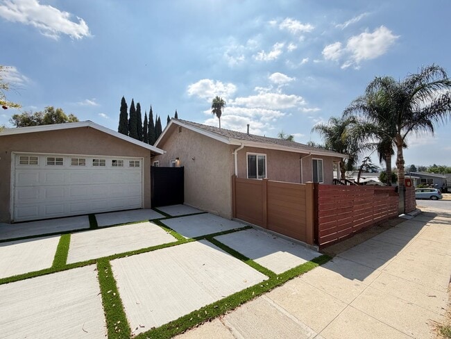 Building Photo - Gorgeous 3+2 home in Glassell Park!
