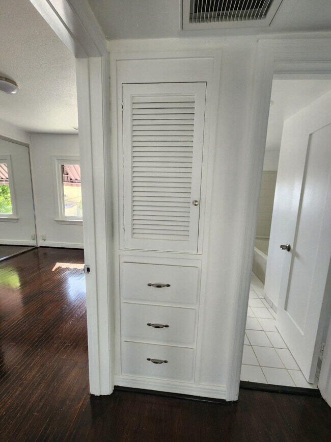 Hallway view of second bedroom, linen storage, and bathroom - 1251 S Sycamore Ave Unit Sycamore Retreat