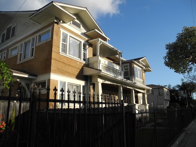 Front of building - 1934 Henderson Ave Unit 1932 Henderson Ave