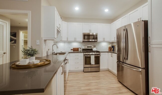 Building Photo - 6260 W 3rd St Unit 3-103 Rental
