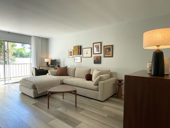 Building Photo - 404 San Vicente Blvd Unit 105