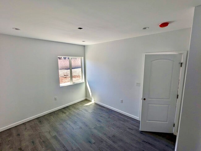 Photo - 19036 Plummer St