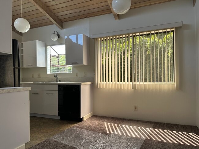 Building Photo - 2493 1/2 S Barrington Ave Unit 2493 1/2