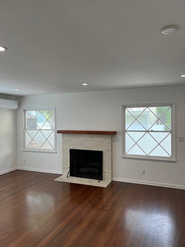 Fireplace - 1606 Westerly Ter Unit 1606 Westerly Terr