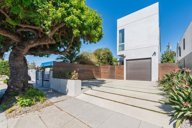 Stunning Custom Home in Del Rey - Stunning Custom Home in Del Rey