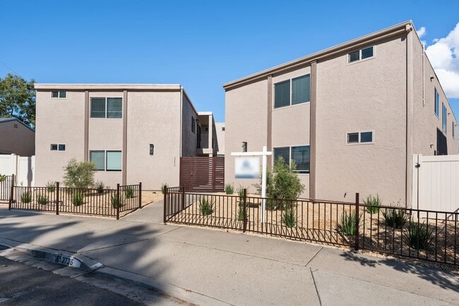 Building Photo - Holiday Special/ Newly Renovated Studio Unit 2