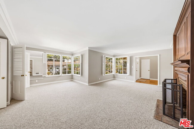 Photo - 951 Masselin Ave