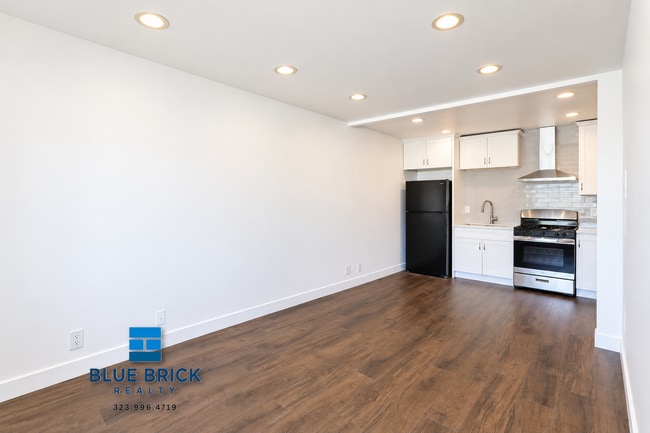 Building Photo - 14235 Vanowen St Unit 19