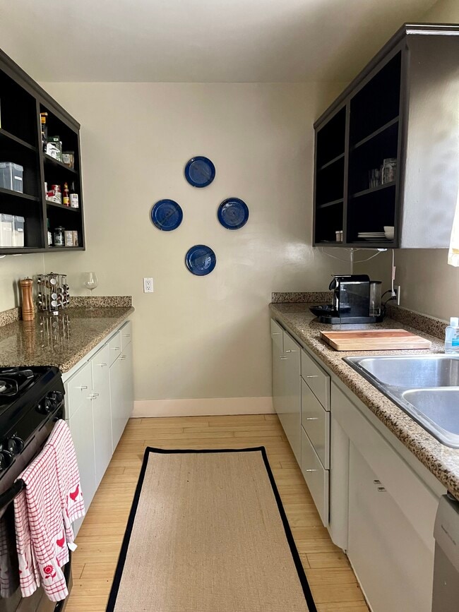 Kitchen - 2325 Kansas Ave Unit 16