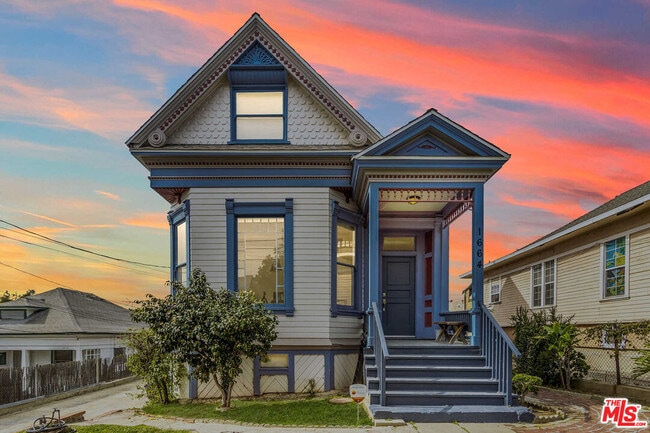 Building Photo - 1664 W 12th St Unit 3/4