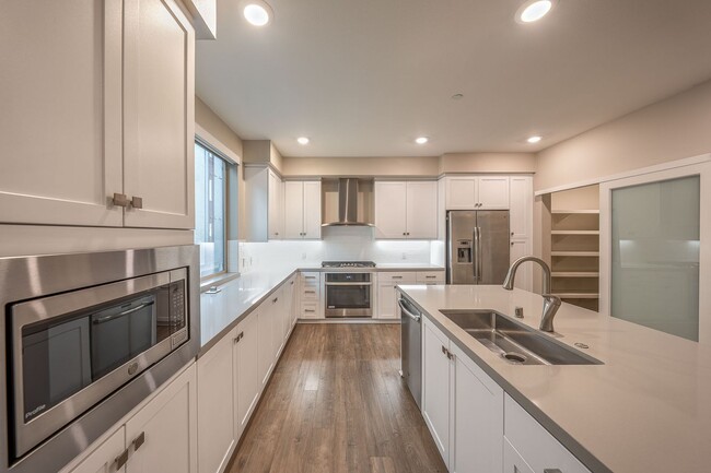 Building Photo - 195 Bowery