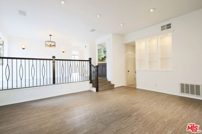 Photo - 21821 Burbank Blvd