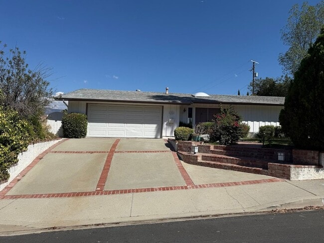 Building Photo - Gorgeous 3 Bedroom, 2 Bathroom, Granada Hi...
