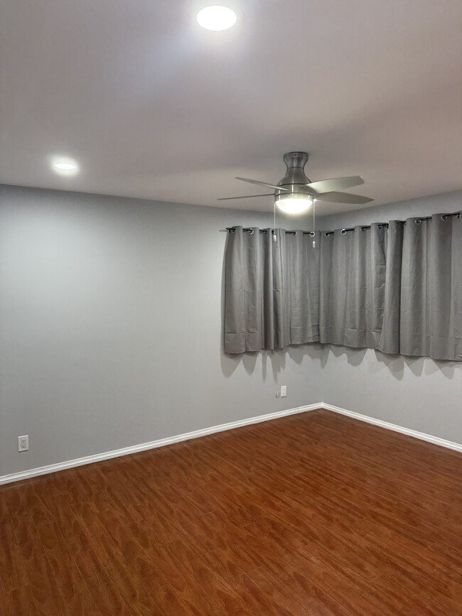 Building Photo - 1302 W 127th St