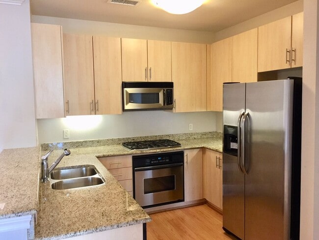 Large upgraded 1 Bdrm, 1 Bath w/storage ro... - Large upgraded 1 Bdrm, 1 Bath w/storage ro...