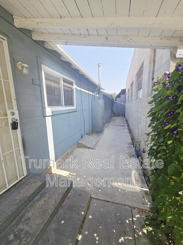 Building Photo - 1020 S Gerhart Ave