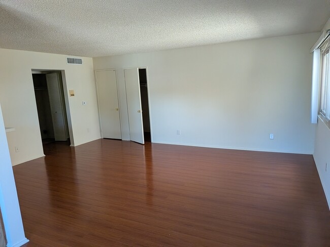 Building Photo - 3709 W Victory Blvd Unit G