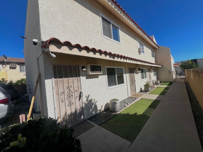 Building Photo - 4351 Green Ave Unit D