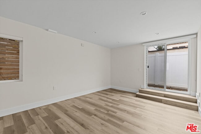 Photo - 546 N Genesee Ave