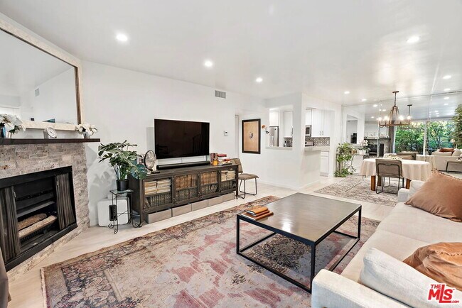 Photo - 838 S Barrington Ave Unit 203