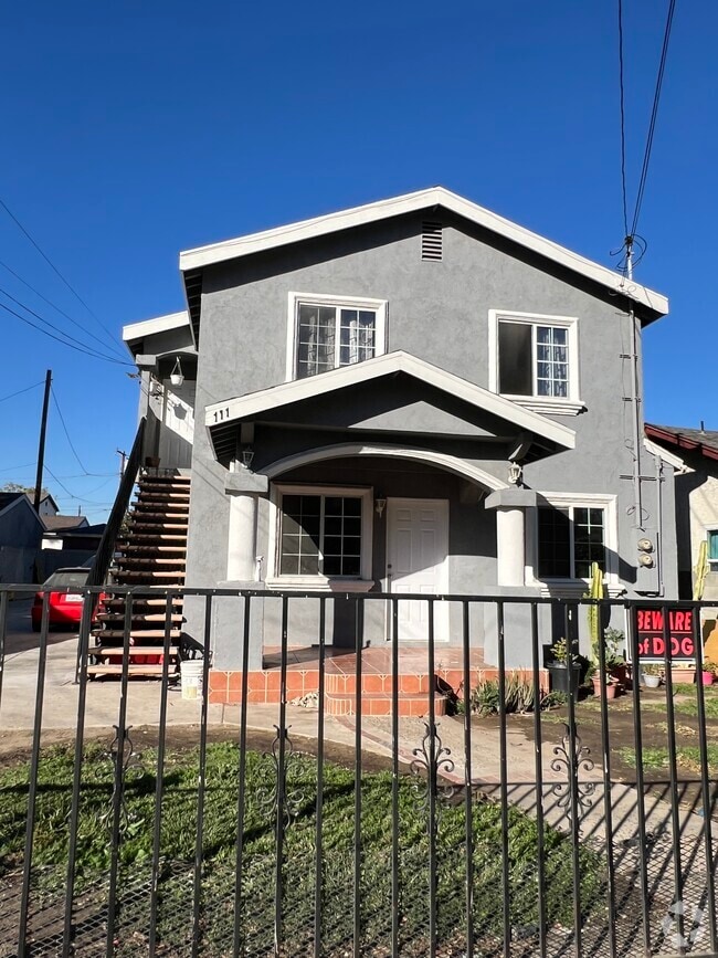 Building Photo - 111 E Cedar St Rental
