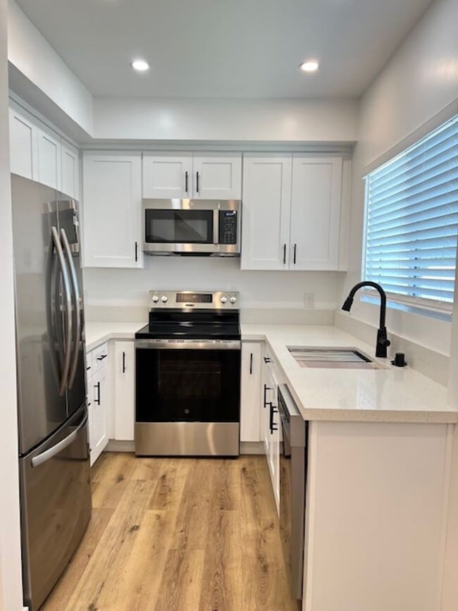 Photo - 140 W Hyde Park Blvd Unit 140 3/4