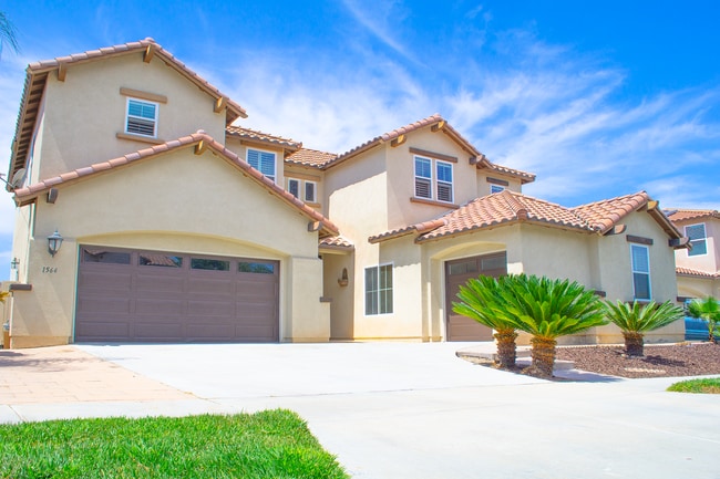 Building Photo - 1564 Ravinia Dr