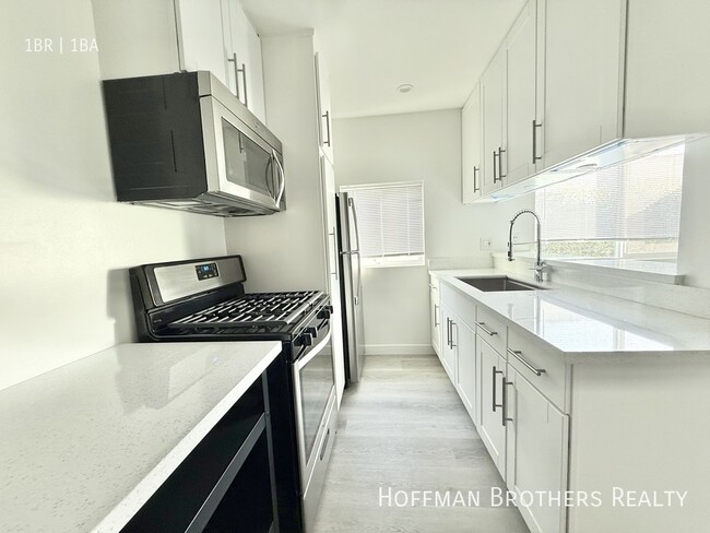 Building Photo - 1315 N June St Unit 117