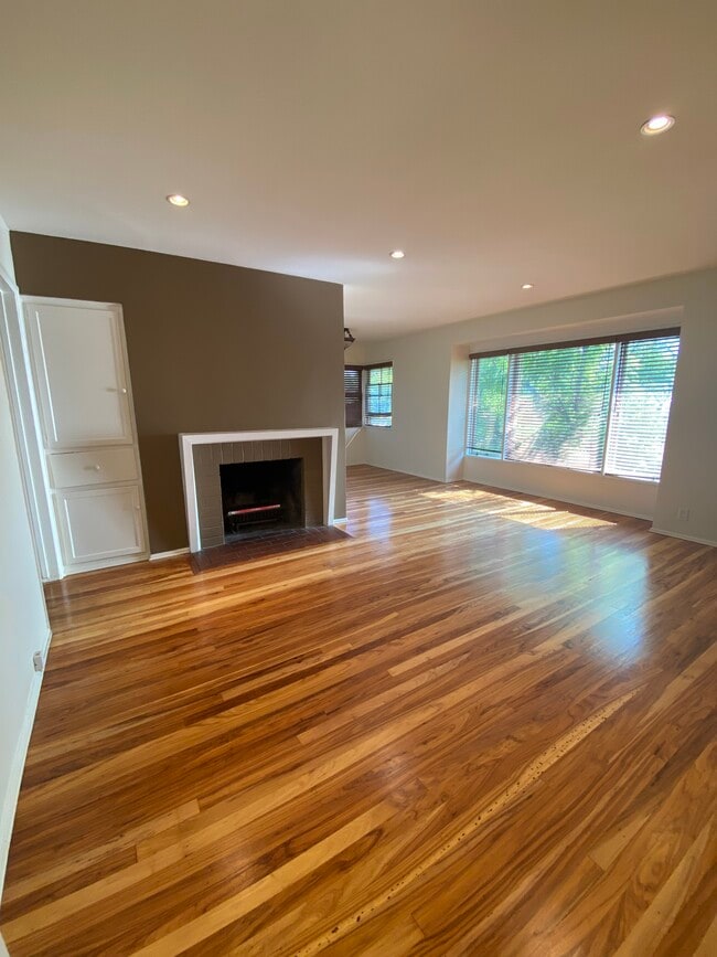 Building Photo - 248 Mockingbird Ln Unit 4