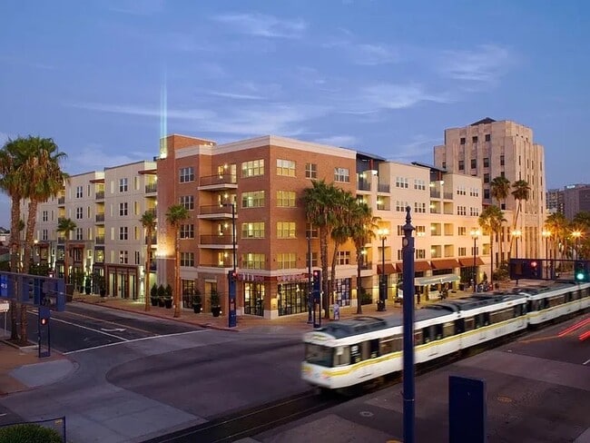 Building Photo - 300 E 4th St Unit 402