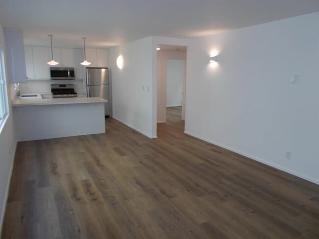 Photo - 925 W Balboa Blvd