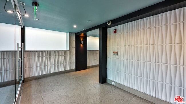 Photo - 5143 White Oak Ave Unit 306