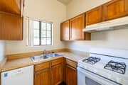 2BR, 2BA - 814SF - Kitchen - 11347 Califa St