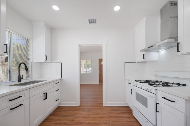 Photo - 121 S Lotus Ave
