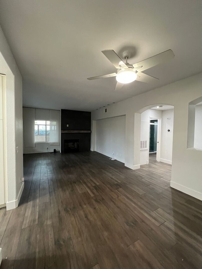 Building Photo - New to the Market! 2 Bed 2 Bath upgraded Tijeras Creek Villas home